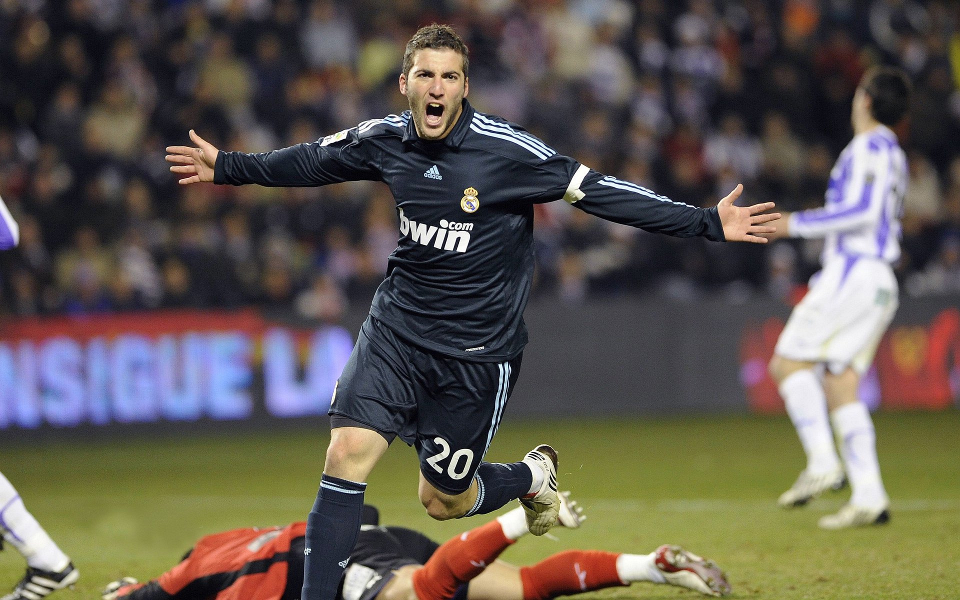 德甲精彩瞬间不断，关键扑救助球队扭转战局，德甲引援