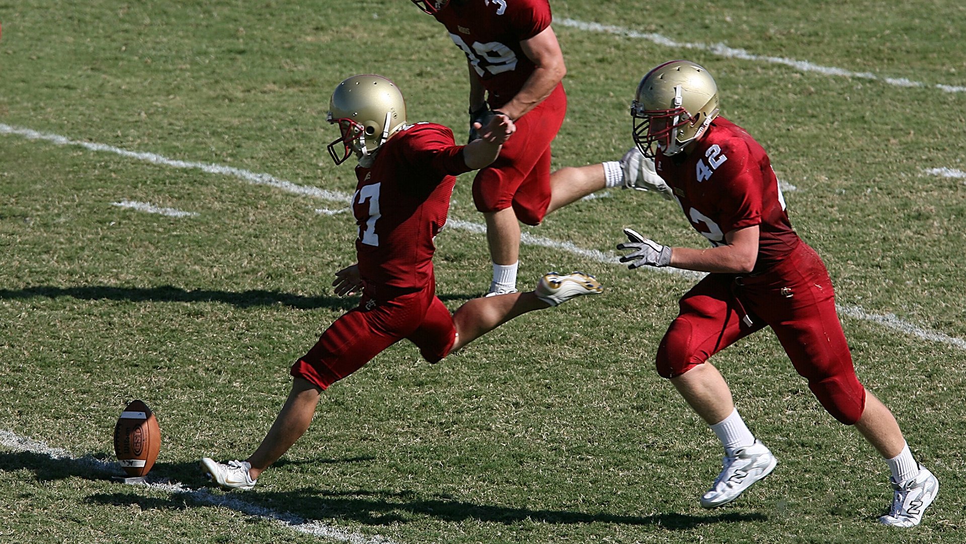 足球赛事中球员受伤事件牵动球迷心.，足球球员受伤图片